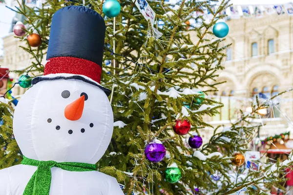 Christmas snowman near the Christmas tree — Stock Photo, Image