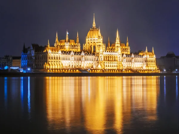 Hongaarse Parlement in Boedapest. nacht uitzicht — Stockfoto