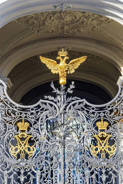Dubbelkoppige adelaar op de poorten van het Hermitage Museum in St. — Stockfoto