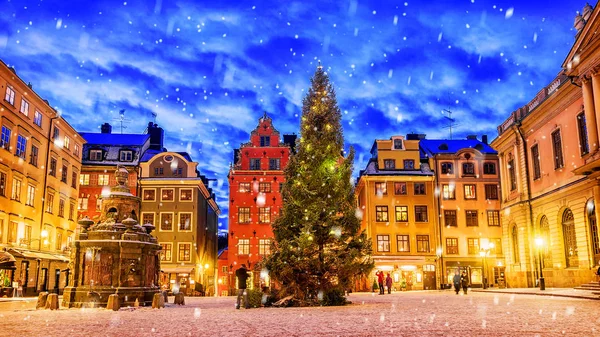 Praça Stortorget decorada à hora de Natal à noite, Stockhol — Fotografia de Stock