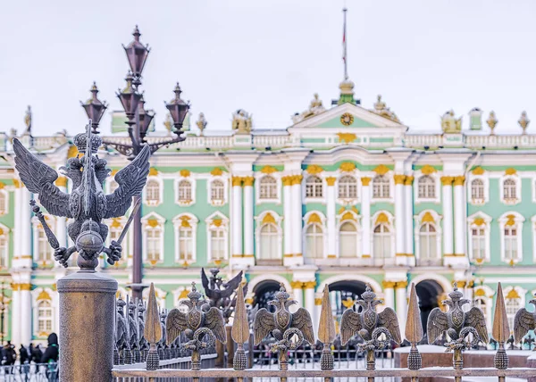 Dettagli decorazioni recinzione con la doppia testa imperiale russa — Foto Stock