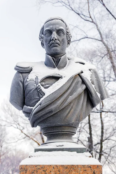 米哈伊尔 · 莱蒙托夫在圣彼得堡的纪念碑坐落在阿尔 — 图库照片