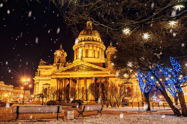 Catedral de San Isaac en San Petersburgo en la Navidad illumin — Foto de Stock