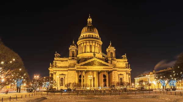 サンクトペテルブルクの聖イサアク大聖堂冬の夜景します。 — ストック写真