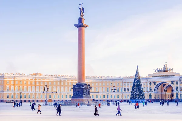 Дворцовая площадь в Санкт-Петербурге зимой — стоковое фото