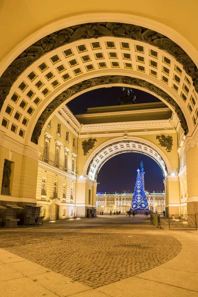 Christmas St. Petersburg. View of Palace Square through the arch — Stock Photo, Image