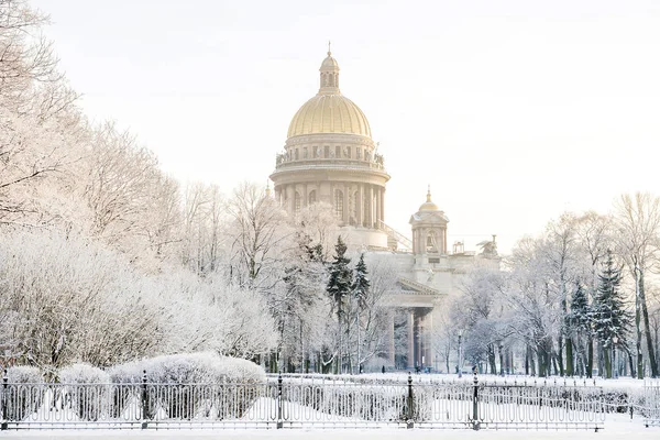 St. Isaac's Cathedral in St. Petersburg winter frosty morning — Stock Photo, Image