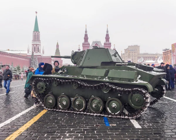 Москва, Російська Федерація - 7 листопада 2016: військово-транспортні засоби та солдата — стокове фото