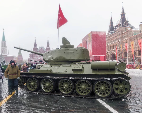МОСКВА, РОССИЯ - 7 ноября 2016 года: военная техника и солдат — стоковое фото