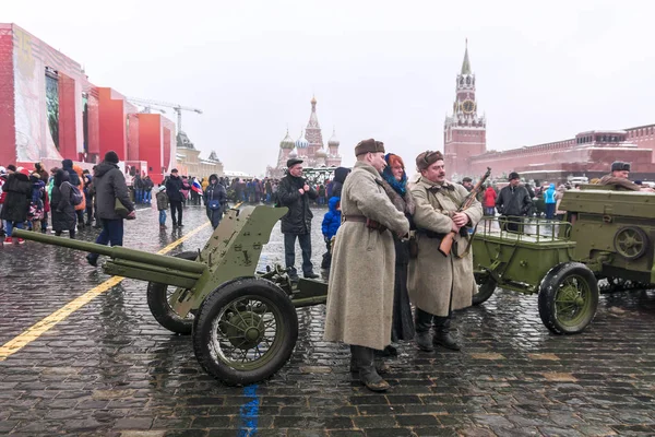 Moskva, Rusko - 7. listopadu 2016: vojenská vozidla a voják — Stock fotografie