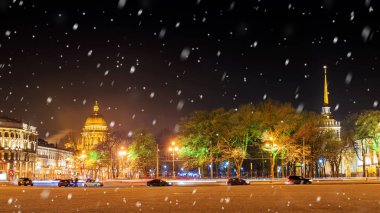 St. Isaac Katedrali ve Bahriye'nın St. Petersburg kışın
