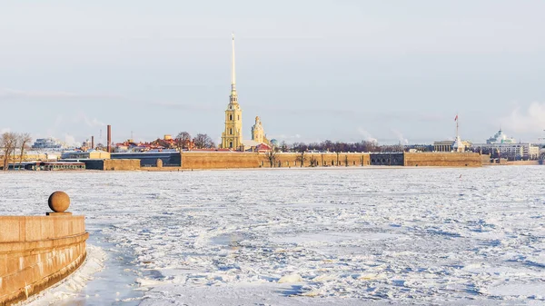 Vista de invierno de la fortaleza de Pedro y Pablo en San Petersburgo — Foto de Stock