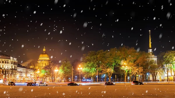 St. Isaac's Cathedral and the Admiralty in St. Petersburg winter — Stock Photo, Image