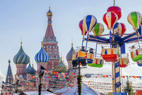 Weihnachten in Moskau. Weihnachtsmarkt auf dem Roten Platz. — Stockfoto