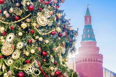 Noel köknar ağacı Moskova Kremlin duvarları yakınında
