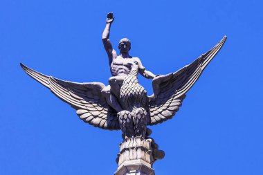 Kartal heykeli ve erkekler. Madri tarihi bir binanın dekorasyon