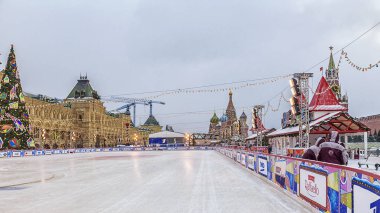 Moskova, Rusya - 7 Aralık 2016: buz buz pateni pisti üzerinde kırmızı Squar