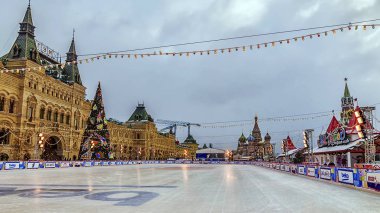 Moskova, Rusya - 7 Aralık 2016: buz buz pateni pisti üzerinde kırmızı Squar