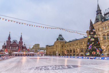 Moskova, Rusya - 7 Aralık 2016: buz buz pateni pisti üzerinde kırmızı Squar