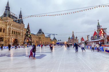 Moskova, Rusya - 7 Aralık 2016: buz buz pateni pisti üzerinde kırmızı Squar
