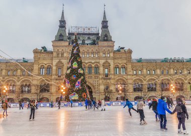 Moskova, Rusya - 7 Aralık 2016: buz buz pateni pisti üzerinde kırmızı Squar