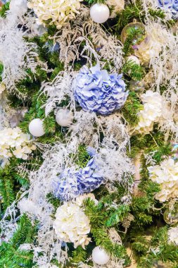 zengin yeşil çam dekore edilmiş