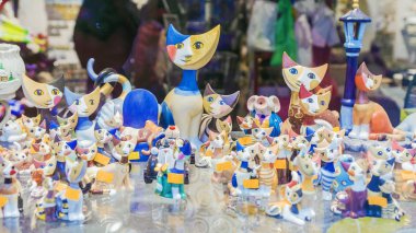 Bratislava, Slovakya - 4 Ocak 2014: saklamayaçalışıyormuş kedi biblo