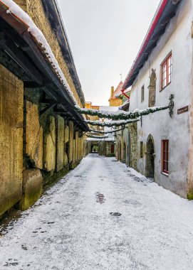 Tallinn'de Noel. Eski Tallinn karlı sokakları