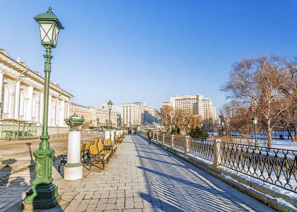 Манежская площадь в Москве. зимний солнечный день — стоковое фото