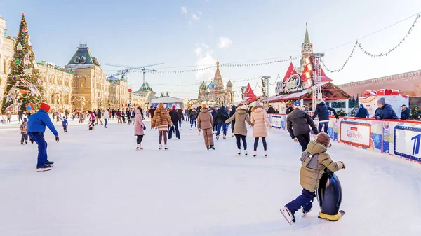 Moskau, russland - 20. Dezember 2016: eislaufbahn auf red squa — Stockfoto