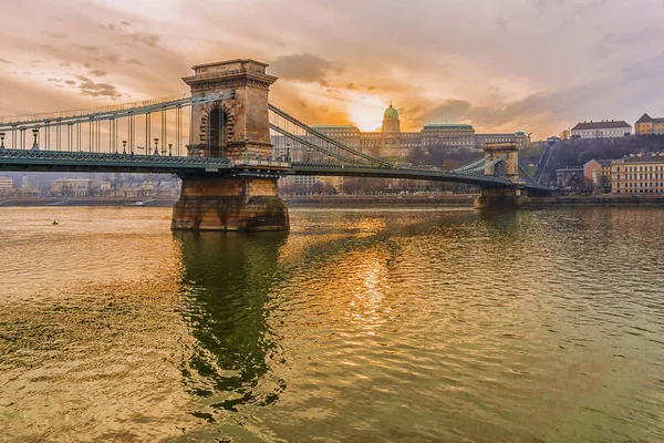 Chain Bridge en Budapest, al atardecer —  Fotos de Stock