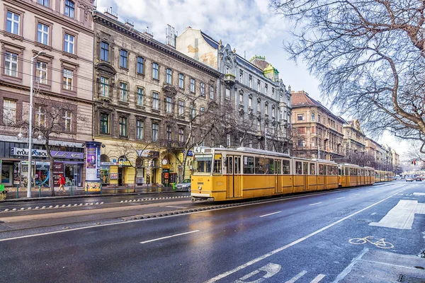 布达佩斯，匈牙利-1 月 6.2014︰ 黄色电车上街头 o — 图库照片