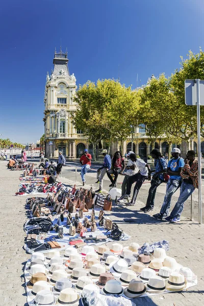 BARCELONE, ESPAGNE - 17 SEPTEMBRE 2015 : vendeurs de rue illégaux se — Photo