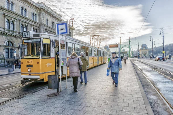 BUDAPEST, HUNGARY - JANUARY 6.2014: Yellow tram on the streets o — Stock Photo, Image