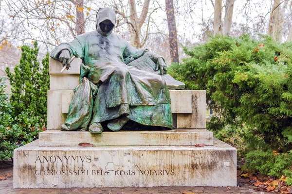 Statua di Anonimo, Castello di Vajdahunyad, Budapest, Ungheria — Foto Stock