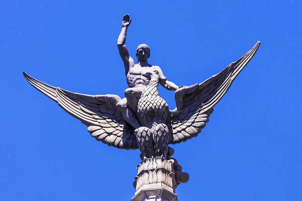 Statue d'aigle et hommes. décoration d'un bâtiment historique à Madri — Photo