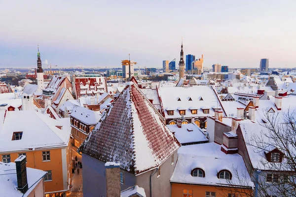 Zimowe Tallinn. panoramę miasta o zachodzie słońca — Zdjęcie stockowe