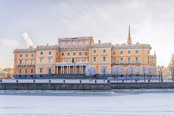 Mikhailovsky castle in st. petersburg. Frostiger Wintermorgen — Stockfoto