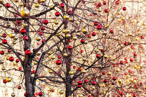 Barevné vánoční koule - dekorace pouliční stromů v Moskvě — Stock fotografie