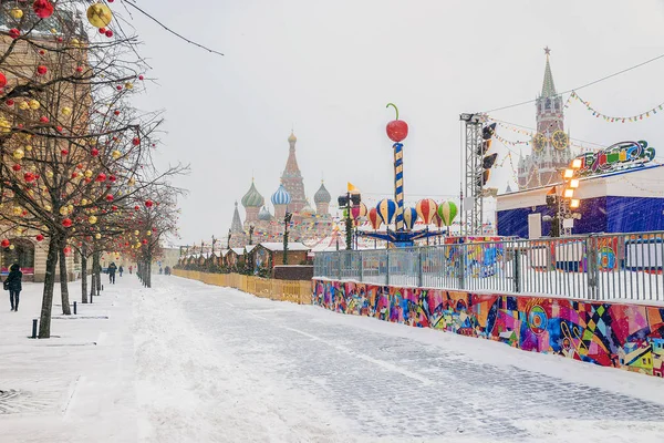 Weihnachtsmarkt auf dem Roten Platz bei Moskauer Schneetreiben — Stockfoto