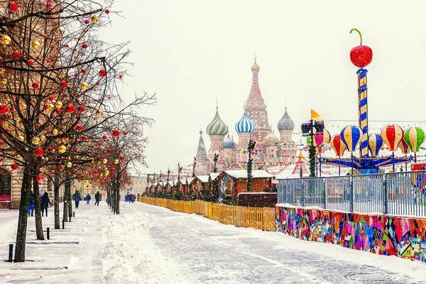 Weihnachtsmarkt auf dem Roten Platz bei Moskauer Schneetreiben — Stockfoto