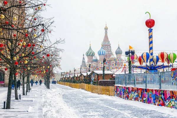 Christmas market on the Red Square in Moscow snowy weather — Stock Photo, Image