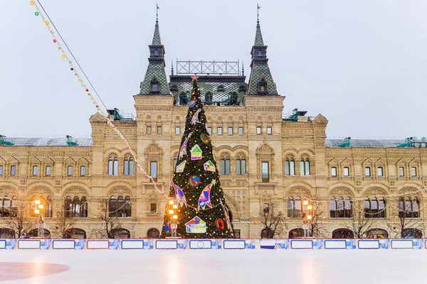 Christmas ice rink on Red Square in Moscow — Stock Photo, Image
