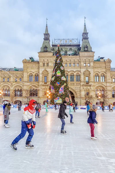 Moskau, russland - 7. Dezember 2016: eislaufbahn auf rotem quadrat — Stockfoto