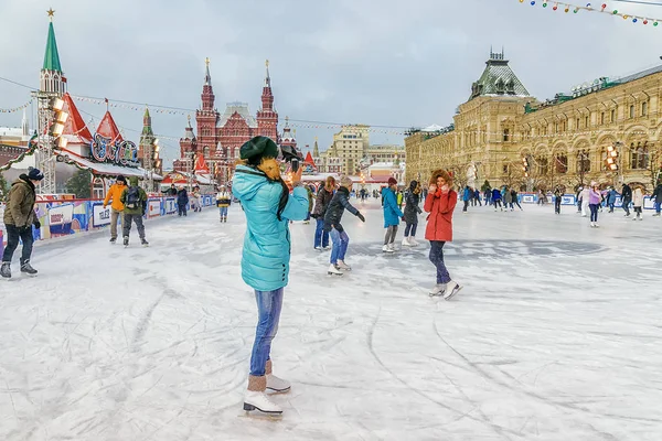 Moskau, russland - 7. Dezember 2016: eislaufbahn auf rotem quadrat — Stockfoto