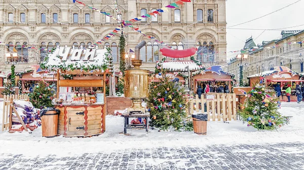 Weihnachtsmarkt auf dem Roten Platz in Moskau. die Inschrift auf — Stockfoto