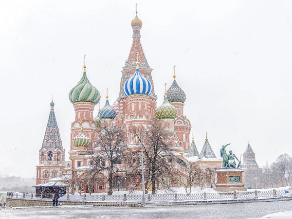 Vista invernale della St. Cattedrale di Basilio nella tempesta di neve. Mosc — Foto Stock