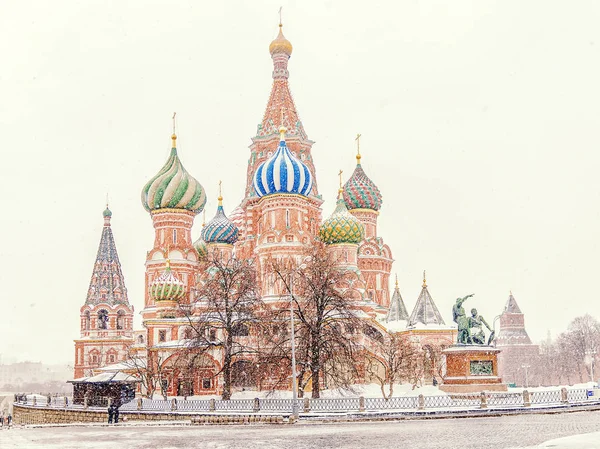 Vista de inverno do St. Catedral de Basil na tempestade de neve. Arroz — Fotografia de Stock