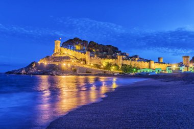 gece Tossa de Mar kale görünümünde. İspanya...
