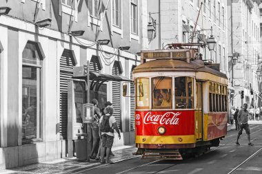 Lizbon, Portekiz, 9 Eylül 2015: Tarihi kırmızı retro tramvay reklamı